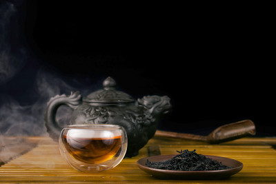 砂茶壶与烟熏红茶正山小种