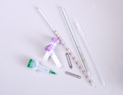 一套实验室用品。培养皿，分光光度计，血液测试，试管，