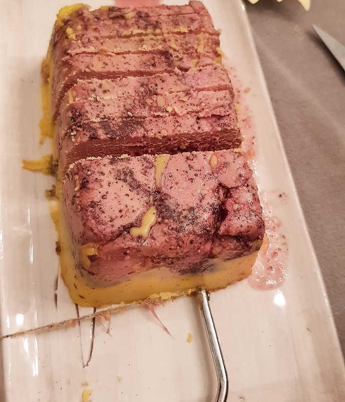 鹅肝酱块。