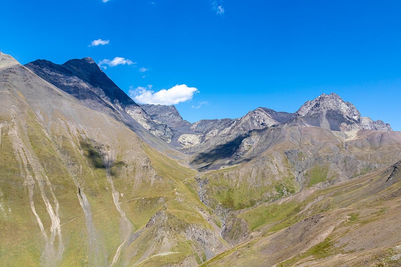 罗什卡-在格鲁吉亚大高加索山脉的乔克西山丘的陡峭山脊上的全景。