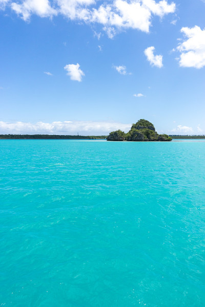 新喀里多尼亚松树岛的海景:绿松石的泻湖，典型的岩石，蓝天