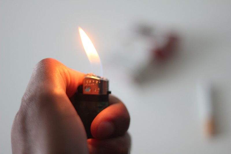手里拿着打火机