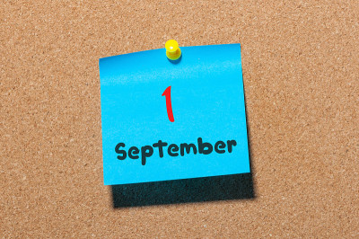 9月1日。月的第一天，回到学校的概念。布告栏上的日历。秋天的时间。文本空白