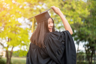 大学毕业的年轻女学生