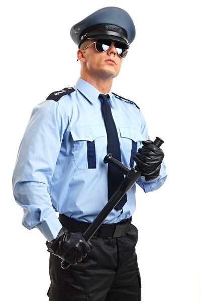 手持警棍的警察