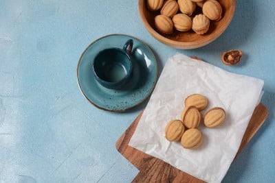 坚果饼干加炼乳和坚果。