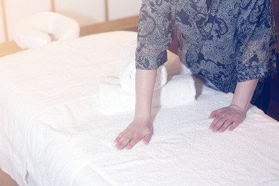 在水疗中心打扫的女佣。女按摩师。