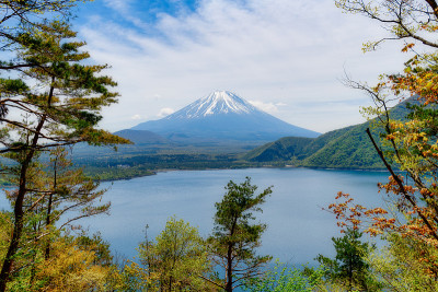 富士山的泉水和山梨县的元津湖风景