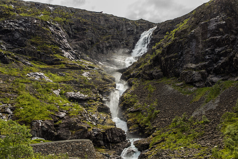 挪威山路。Trollstigen。挪威风景峡谷上的斯蒂格福森瀑布。