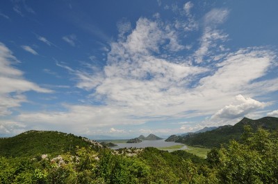 在黑山的斯卡达尔湖，可以看到远处的山脉和湖泊