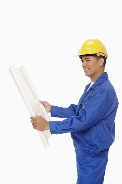 建筑工人正在看蓝图计划
