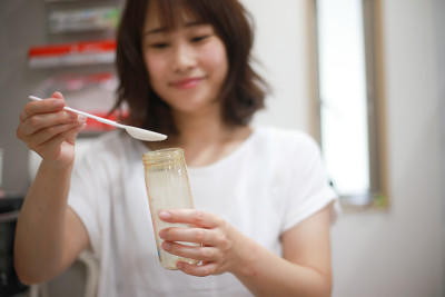 母亲使牛奶