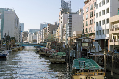 日本的船屋漂浮在河上