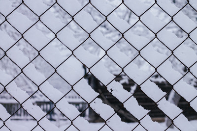 冬季创意背景形象。雪，躺在链环的网格上