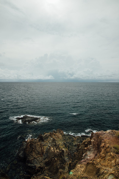 悬崖是海景。风暴的天空,力量。海里的石头