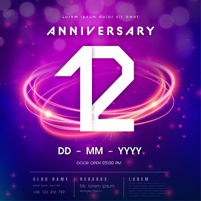 12周年纪念标志模板紫色抽象未来主义空间背景。第十二现代科技设计庆祝数字与高科技网络数字技术概念设计