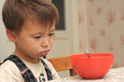 悲伤的男孩拒绝进食