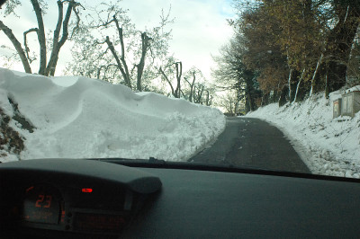 一场暴风雪后的汽车