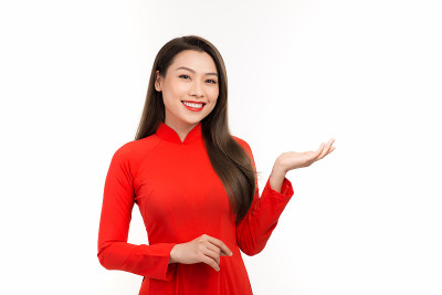 越南妇女与摊开的手掌在背景