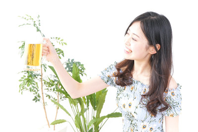 年轻女子正在喝啤酒
