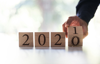 商人在2020年到2021年之间翻转区块。商业、新年和Covid-19概念。