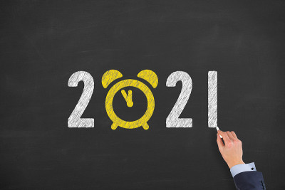 人类手绘新年概念2021倒计时时钟在黑板的背景