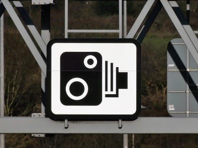英国，赫特福德郡，M25高速公路上方，高速摄影机标志