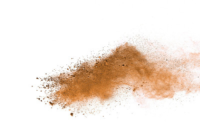摘要:白色背景上的棕色土壤飞溅。彩色尘埃爆炸的背景投掷冻结停止运动。