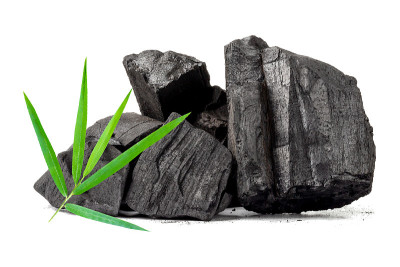天然木材木炭，传统木炭或非烟和无味木炭硬木材木炭孤立在白色背景。