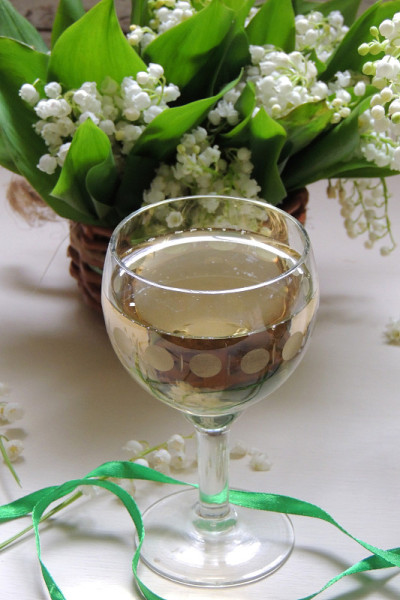 白葡萄酒在杯子里