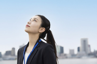 亚洲年轻商业女性户外