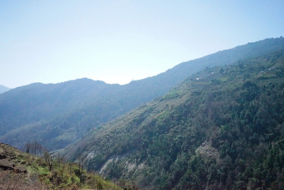 尼泊尔，在乌云密布的蓝天下，徒步前往戈雷帕尼潘山欣赏绿色山景