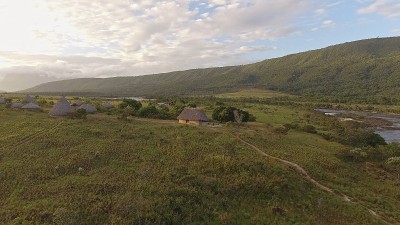委内瑞拉卡纳伊马国家公园原住民村庄的鸟瞰图