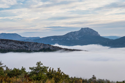 雾悬在Verdon峡谷，峡谷的Verdon在法国阿尔卑斯山，普罗旺斯，法国
