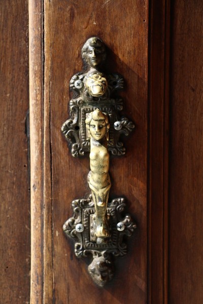 古老的意大利手敲门Basilica San Nicolo，莱科意大利