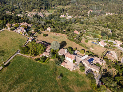 塞文山脉(Massif Central, France)南部Soudorgues村庄的鸟瞰图