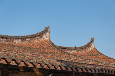 中国传统古宅的屋檐和角落都是用红瓦片做成的