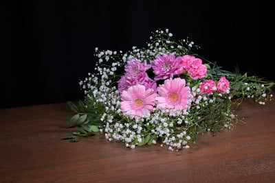 冬季花束与非洲菊，菊花，康乃馨和吉普赛花