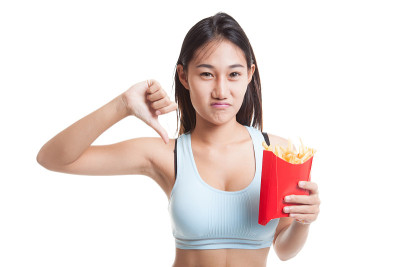 亚洲健康女孩不喜欢炸薯条。