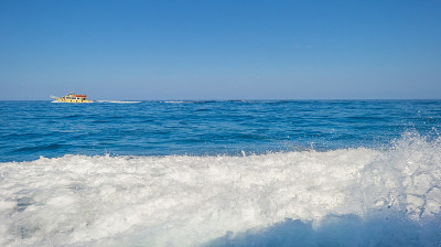 从船上俯瞰地中海撒丁岛的岩石海岸