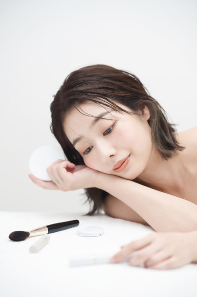 年轻女子和化妆品