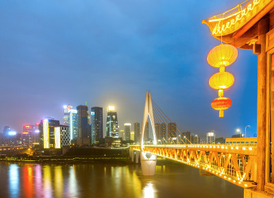 中国重庆，从洪崖俯瞰长江大桥