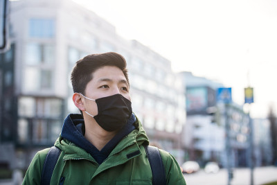 城市男子戴口罩、冠状病毒防护理念。