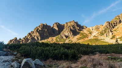 在斯洛伐克Mlynicka dolina山谷的Skok瀑布附近的徒步旅行路线上，令人惊叹的秋天Vys
