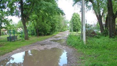 带水坑的乡村公路