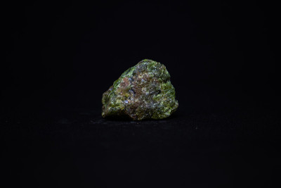 巴西磷灰石矿物，黑色背景
