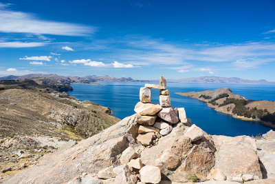 在太阳岛，喀喀湖的石堆与风景如画的景观，在玻利维亚最风景优美的旅游目的地之一。