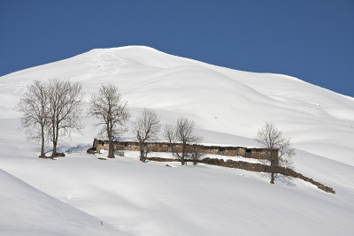 山小屋雪景