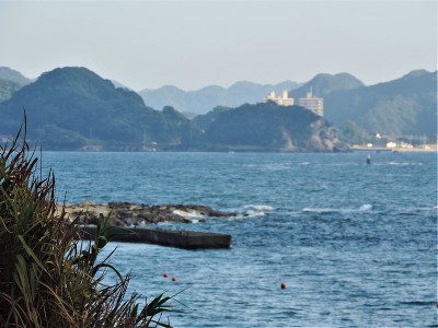 大海和山脉。位于千叶博索半岛的岩石海岸。