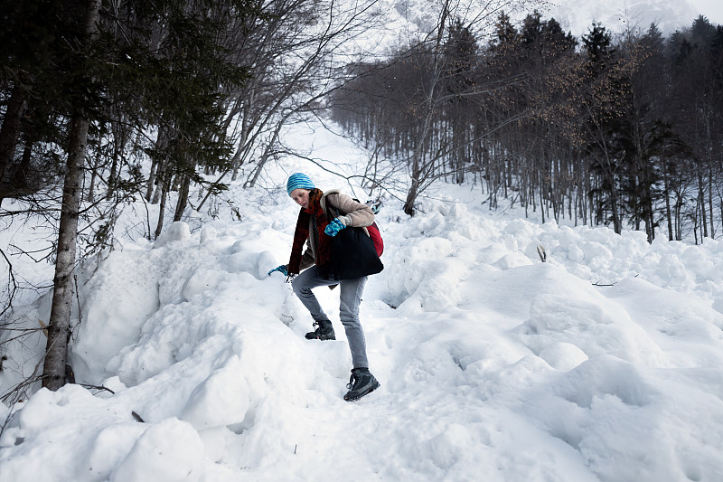 下午晚些时候，一名徒步旅行者小心翼翼地下降，以防冰雪雪崩